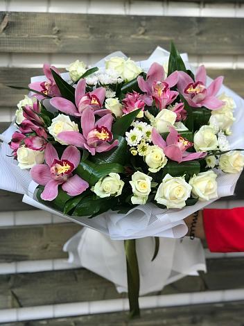 Букет цветов из: Розы и Хризантемы в им 9 Января