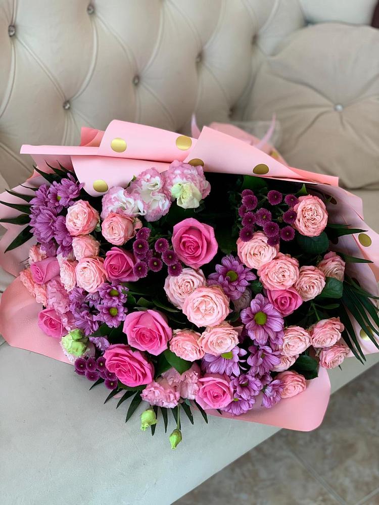 Букет цветов из: Хризантемы, Розы и Лизиантусы в им 9 Января