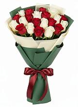 Букет Микс из красных и белых роз в им 9 Января
