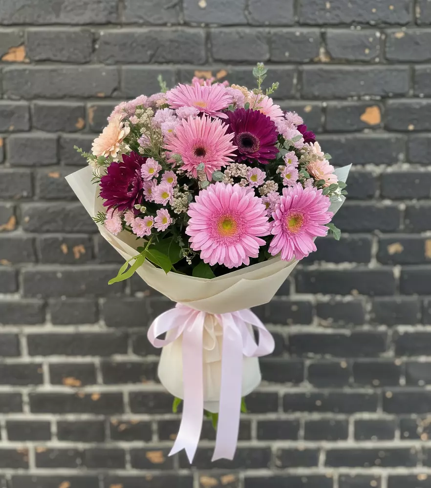 Букет цветов из: Герберы и Хризантемы в им 9 Января