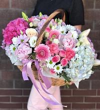 Цветочная композиция из Розы, Хризантемы, Пионы и Лизиантусы в корзине в им 9 Января