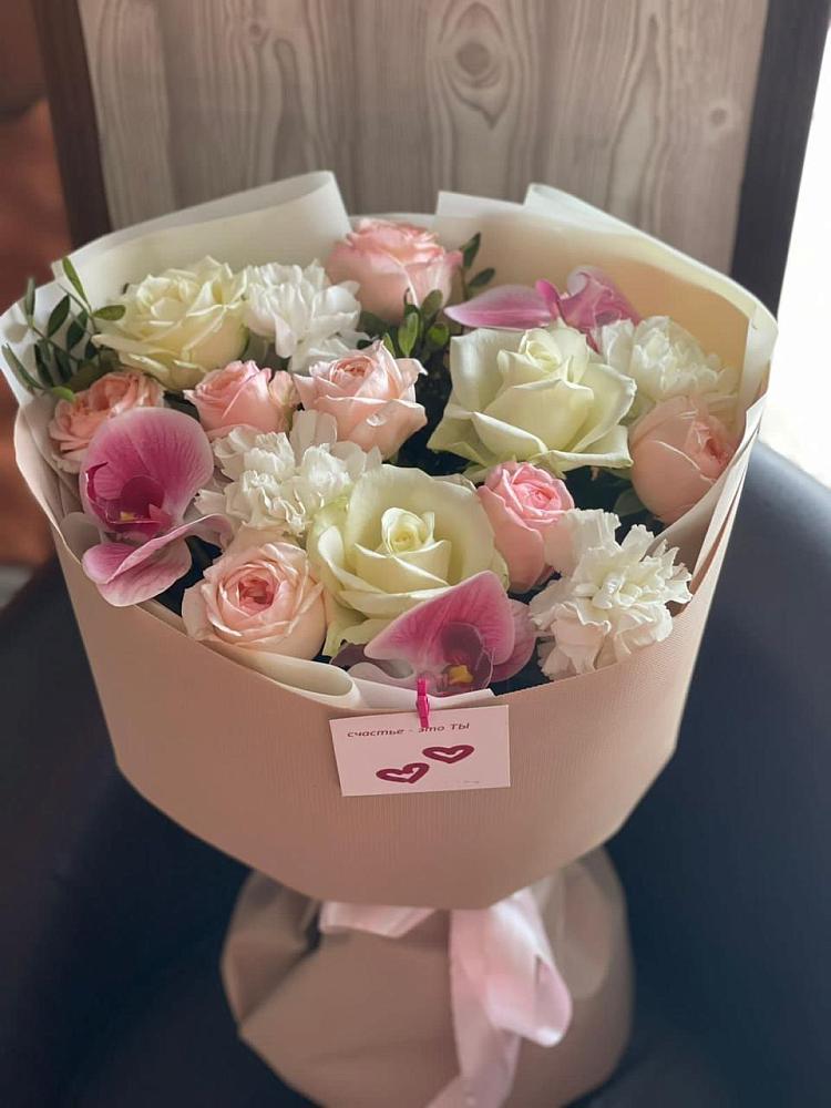 Букет цветов из: Орхидеи, Розы и Гвоздики в им 9 Января