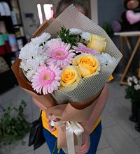 Букет цветов из:  Герберы, Розы и Хризантемы в им 9 Января