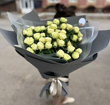 Букет Белые кустовые розы Солинеро в им 9 Января