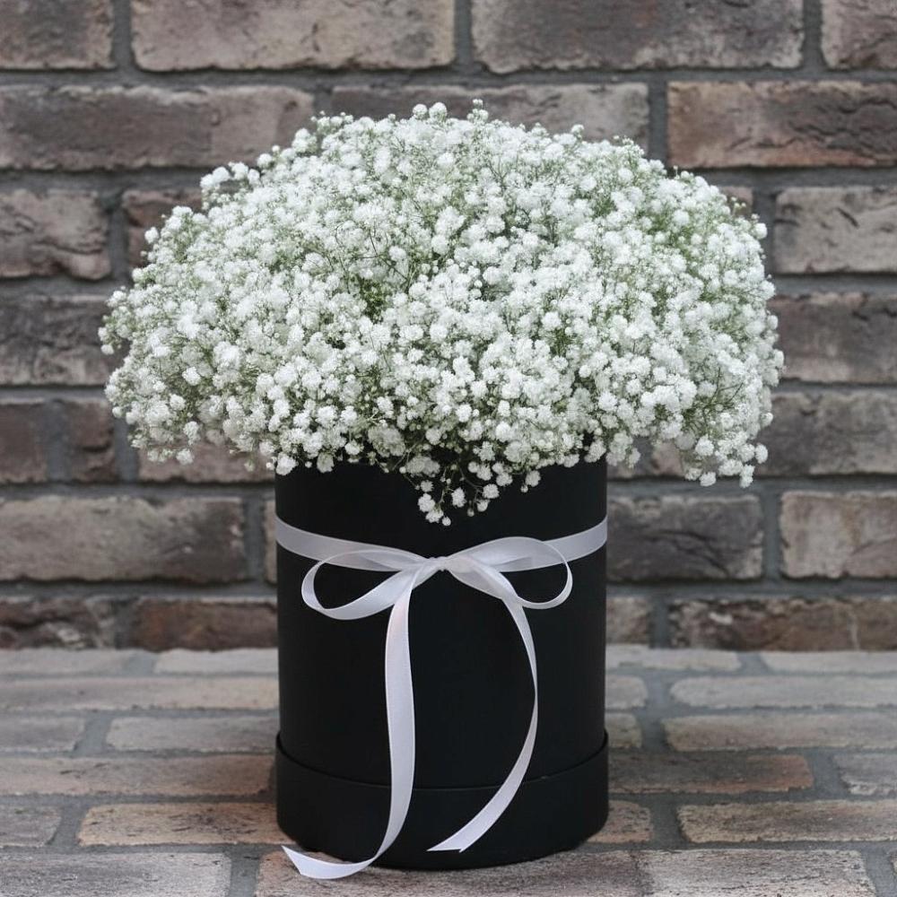 Цветочная композиция из Гипсофила в шляпной коробке в им 9 Января