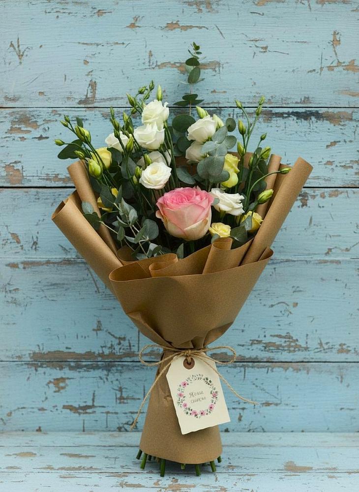 Букет цветов из: Розы и Лизиантусы в им 9 Января