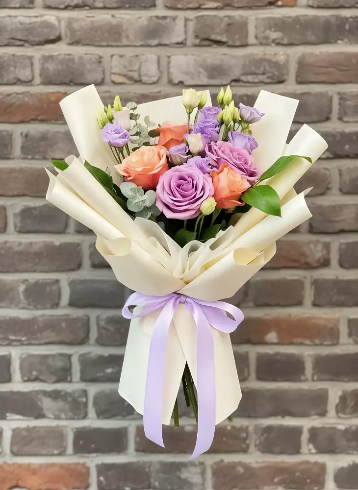 Букет цветов из: Лизиантусы и Розы в им 9 Января