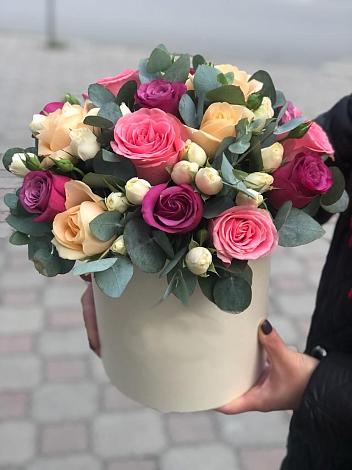 Цветочная композиция из Розы в шляпной коробке в им 9 Января