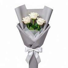 Букет 3 белые розы в им 9 Января