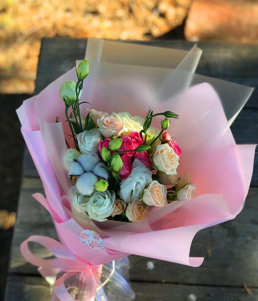 Букет цветов из: Розы и Лизиантусы в им 9 Января