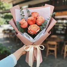 Букет цветов из:  Розы в им 9 Января