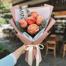 Букет цветов из:  Розы в им 9 Января