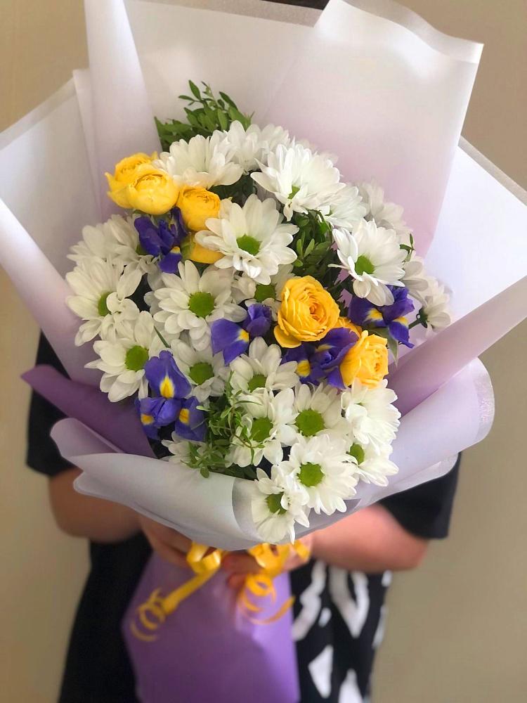 Букет цветов из: Ирисы, Хризантемы и Розы в им 9 Января