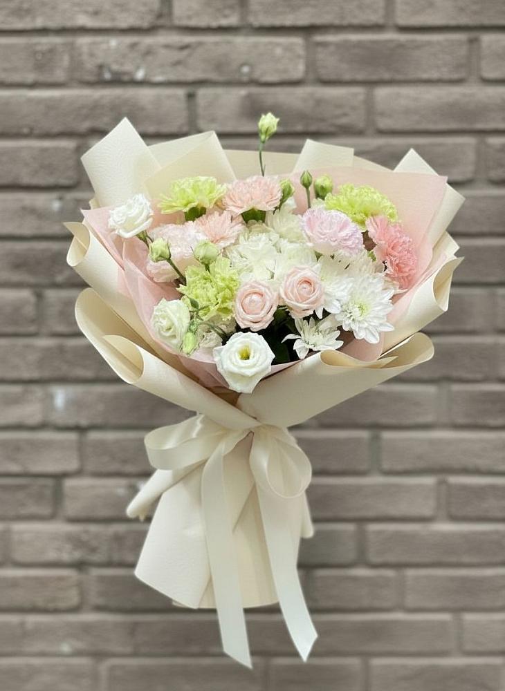 Букет цветов из: Гвоздики, Розы, Лизиантусы и Хризантемы в им 9 Января