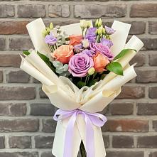 Букет цветов из:  Лизиантусы и Розы в им 9 Января