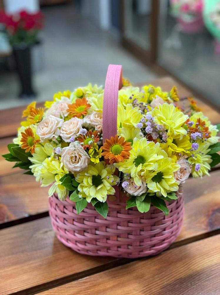 Цветочная композиция из Хризантемы и Розы в корзине в им 9 Января