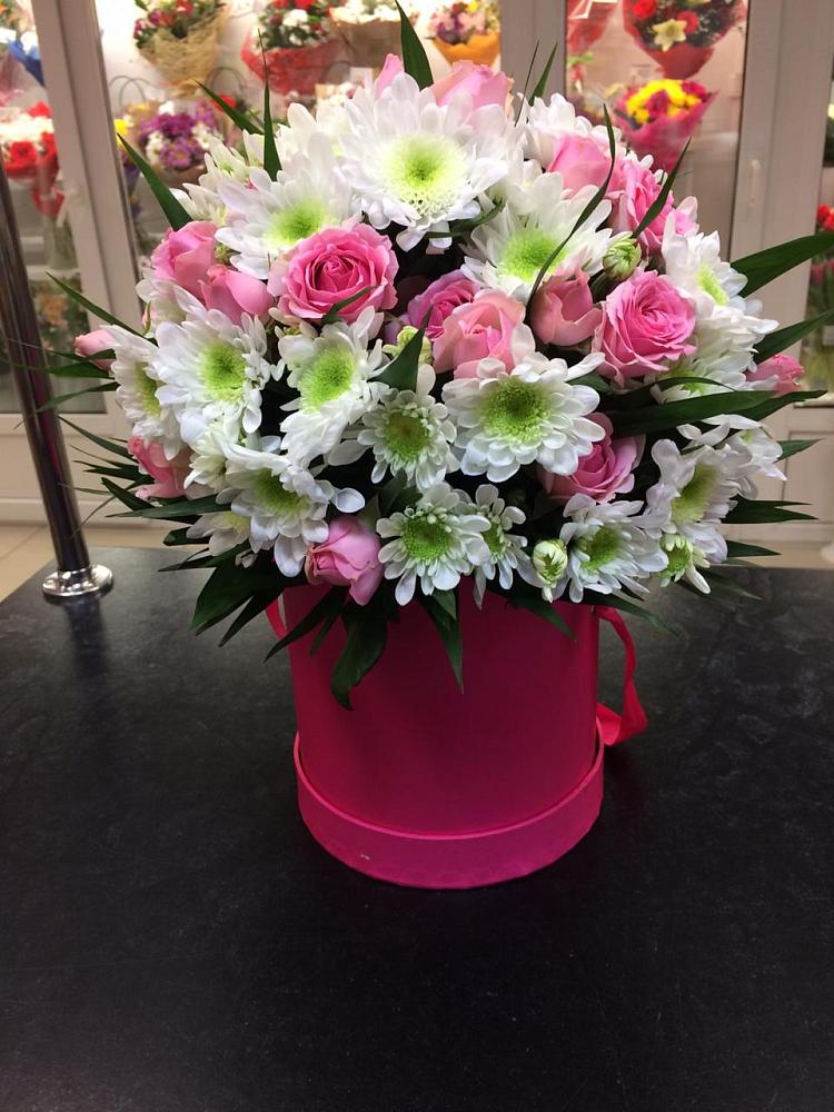 Цветочная композиция из Розы и Хризантемы в шляпной коробке в им 9 Января