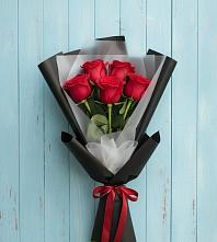 Букет цветов из:  Розы в им 9 Января