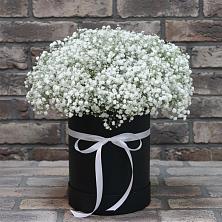 Цветочная композиция из Гипсофила в шляпной коробке в им 9 Января