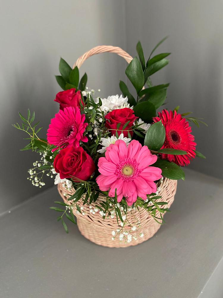 Цветочная композиция из Розы, Хризантемы и Герберы в корзине в им 9 Января
