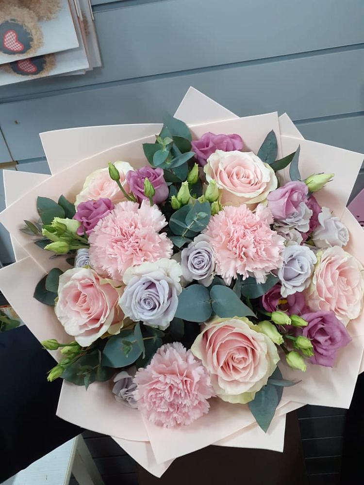 Букет цветов из: Розы, Гвоздики и Лизиантусы в им 9 Января