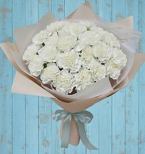 Букет цветов из:  Гвоздики в им 9 Января