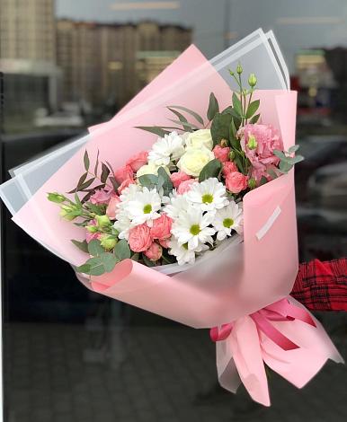 Букет цветов из: Розы, Лизиантусы и Хризантемы в им 9 Января