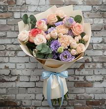 Букет цветов из:  Розы, Лизиантусы и Гвоздики в им 9 Января