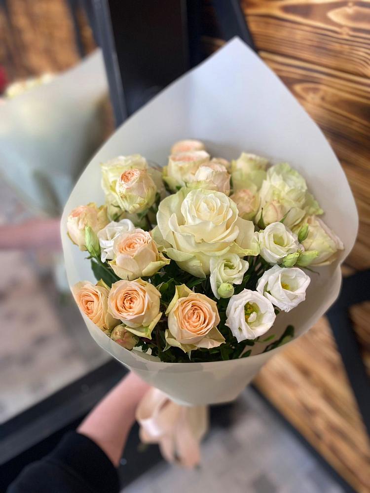 Букет цветов из: Розы и Лизиантусы в им 9 Января